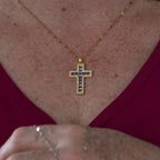 Colar de Cruz Cravejada em Prata 925 e Ouro 14K